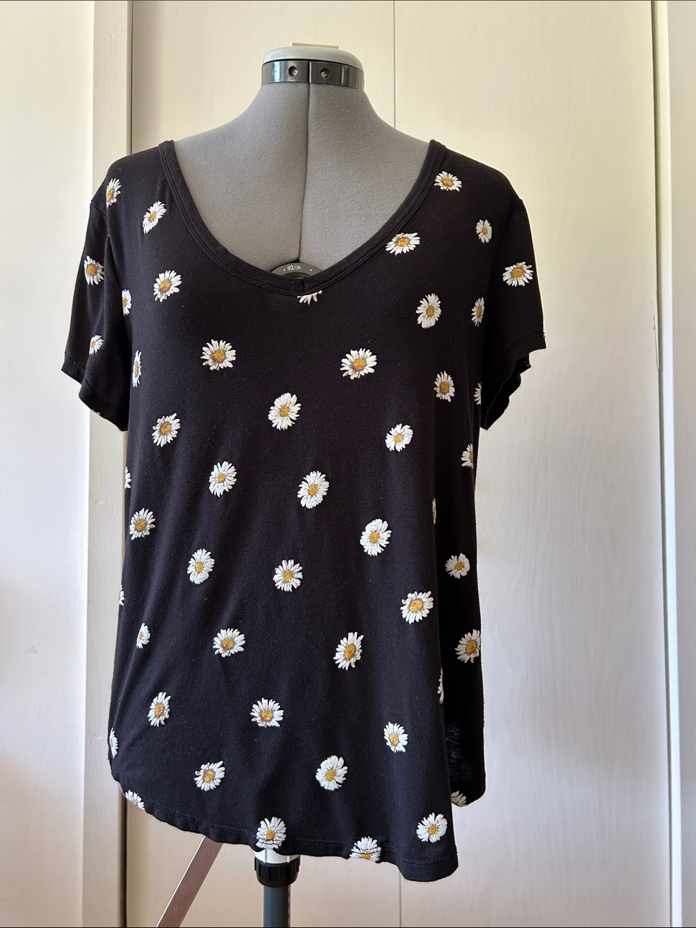 No Boundaries Black V-Neck Daisy Print Short Sleeve Top Y2K XL
